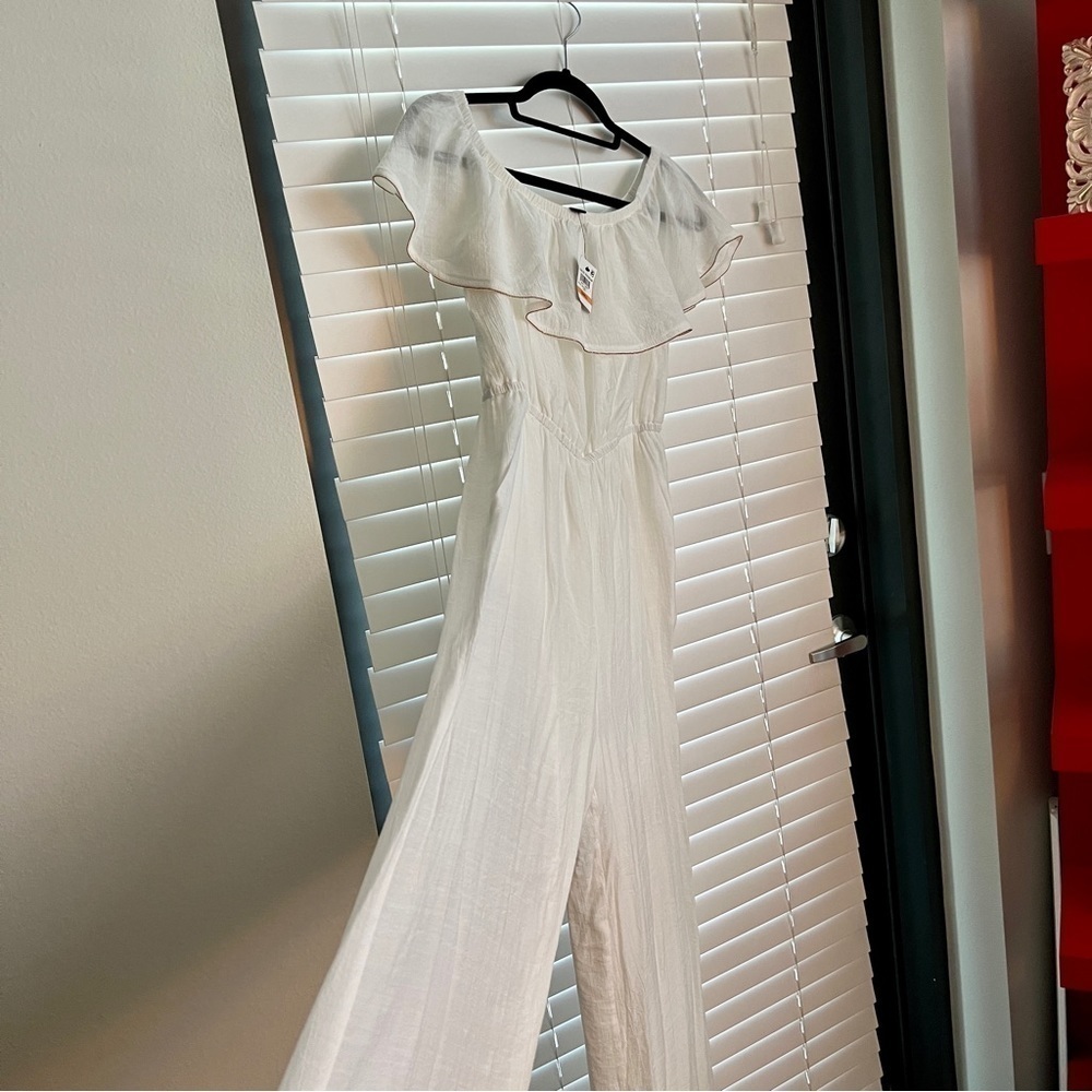 Beautiful Thalia Sodi  White off Shoulder Pant Suit!